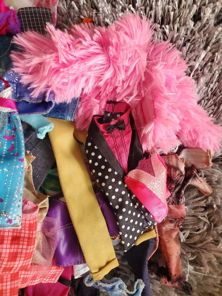 LOTE ROPA MIXTA MUÑECA BARBIE 60 piezas BOLSO de Ropa MUÑECA. Foto 4 de 4