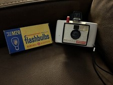 VTG Polaroid THE SWINGER Model 20 Land Camera UNTESTED Box Of 12 GE Flashbulbs