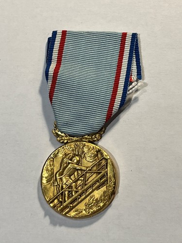File:Médaille d'honneur sapeurs-pompiers échelon vermeil 25 ans avant 2017.png