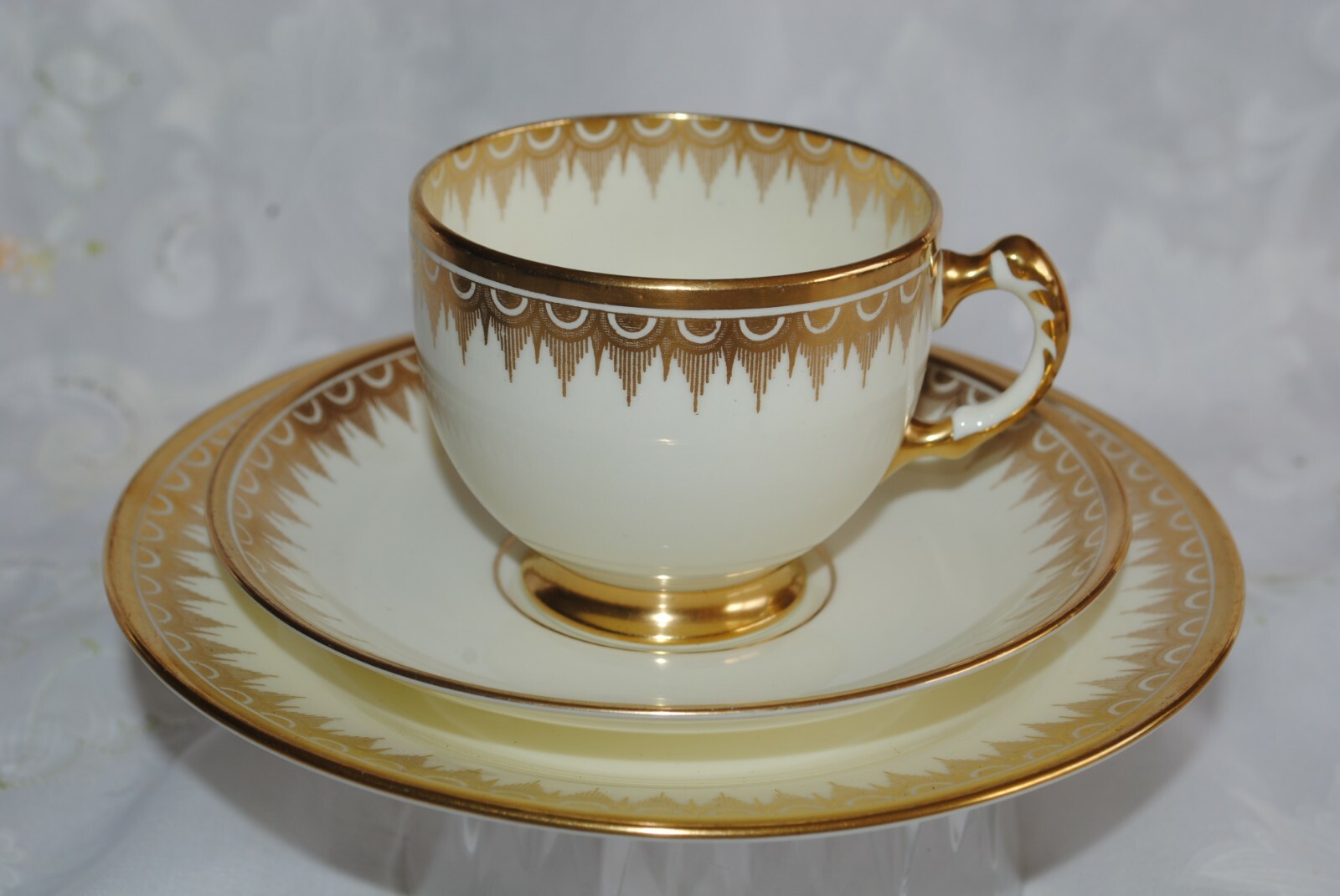 RARE VTG PLANT TUSCAN CHINA ENGLAND TRIO TEA CUP SAUCER DESSERT PLATE GOLD A602 