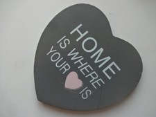 Targa in legno con cuore / HOME - Is where Your Love is - altezza circa 10 cm