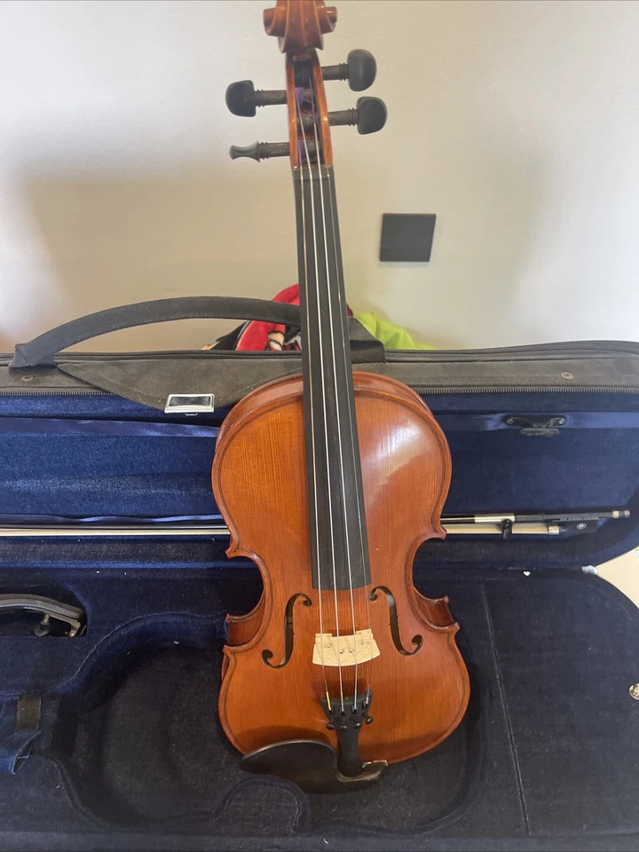 Used Violin Case 4/4 Hard Shell with Velvet and Soft Blue Interior - Image 4 of 4