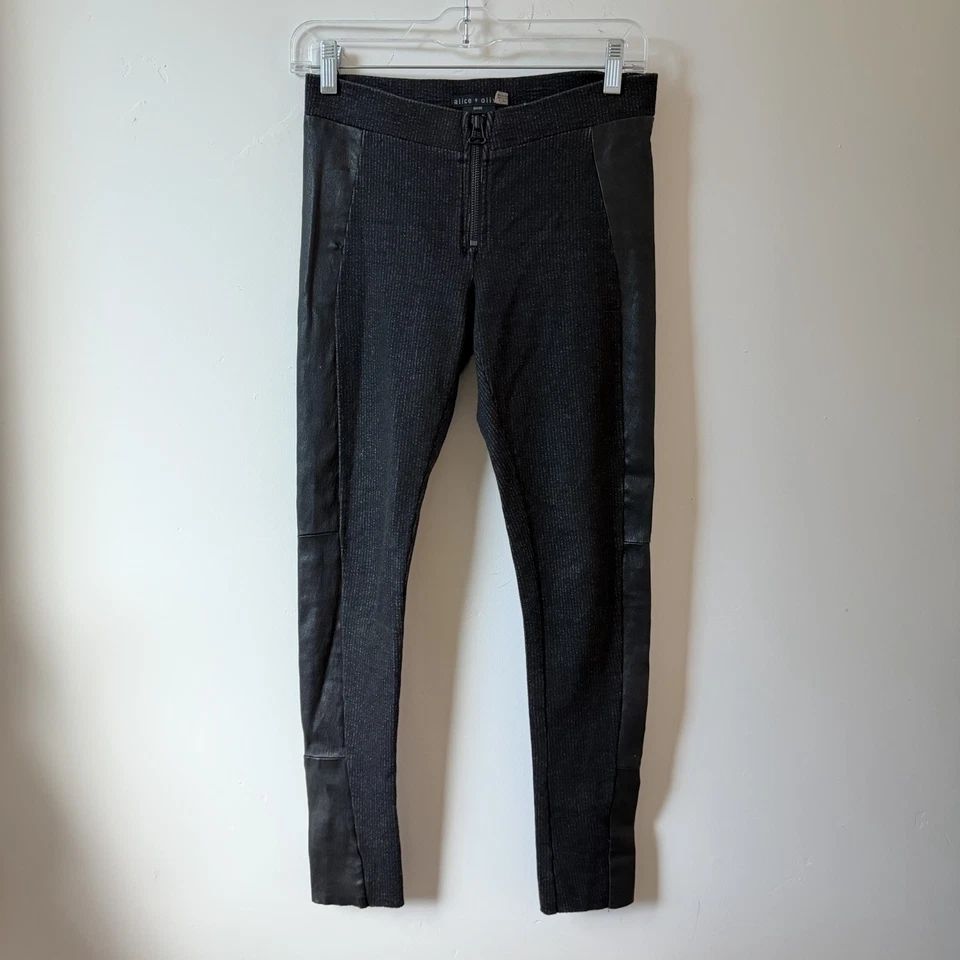 Alice + Olivia | Leggings con panel lateral de cuero acanalado con cremallera frontal Foto 2 de 4