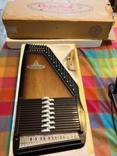 Vintage ChromaHarp Autoharp. 15 Chord, 36 String. Rythm Bands in Orig. Box