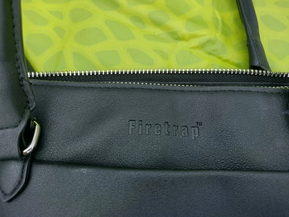 Bolso de Mano Firetrap - Negro Elegante con Bolsillo Lateral y Bolsillo Interior con Cremallera Foto 2 de 4