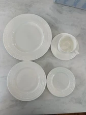 WEDGWOOD INTAGLIO 5-PIECE PLACE SETTING