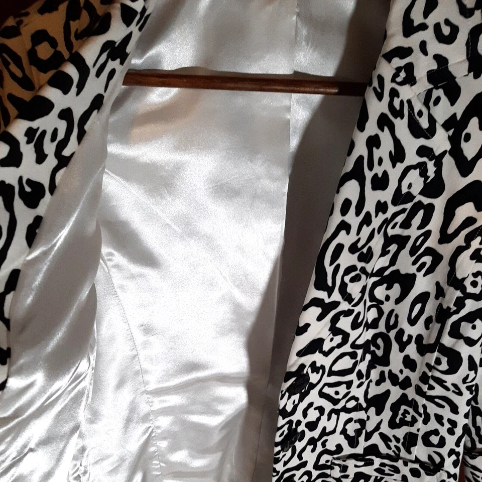 Chaqueta Linea para mujer talla XS totalmente forrada negra/blanca con estampado de leopardo Foto 3 de 4
