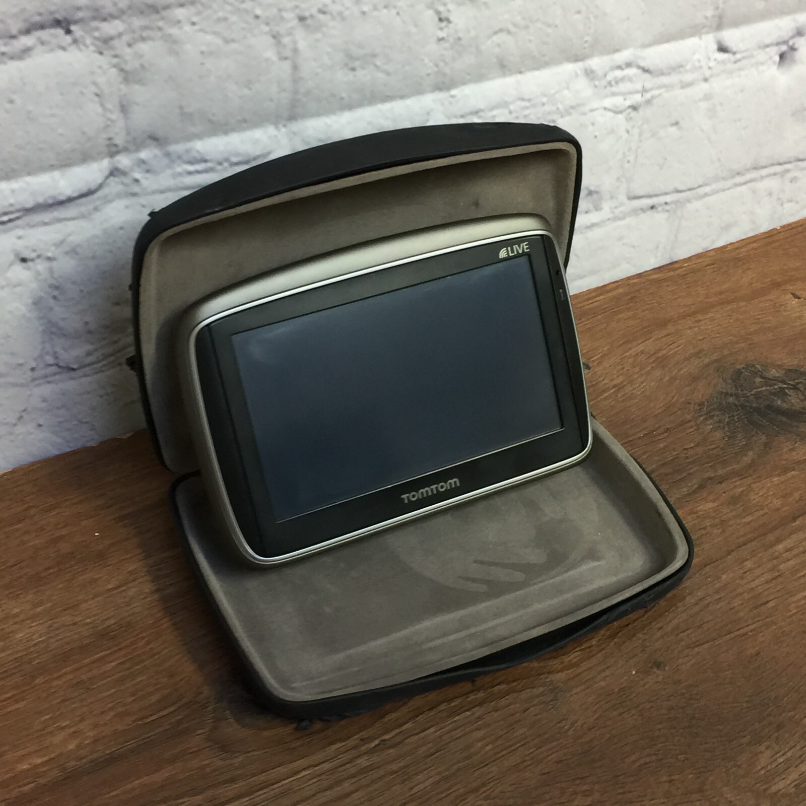 TomTom GO 740 LIVE West and Central Europe 2GB Automotive GPS Receiver