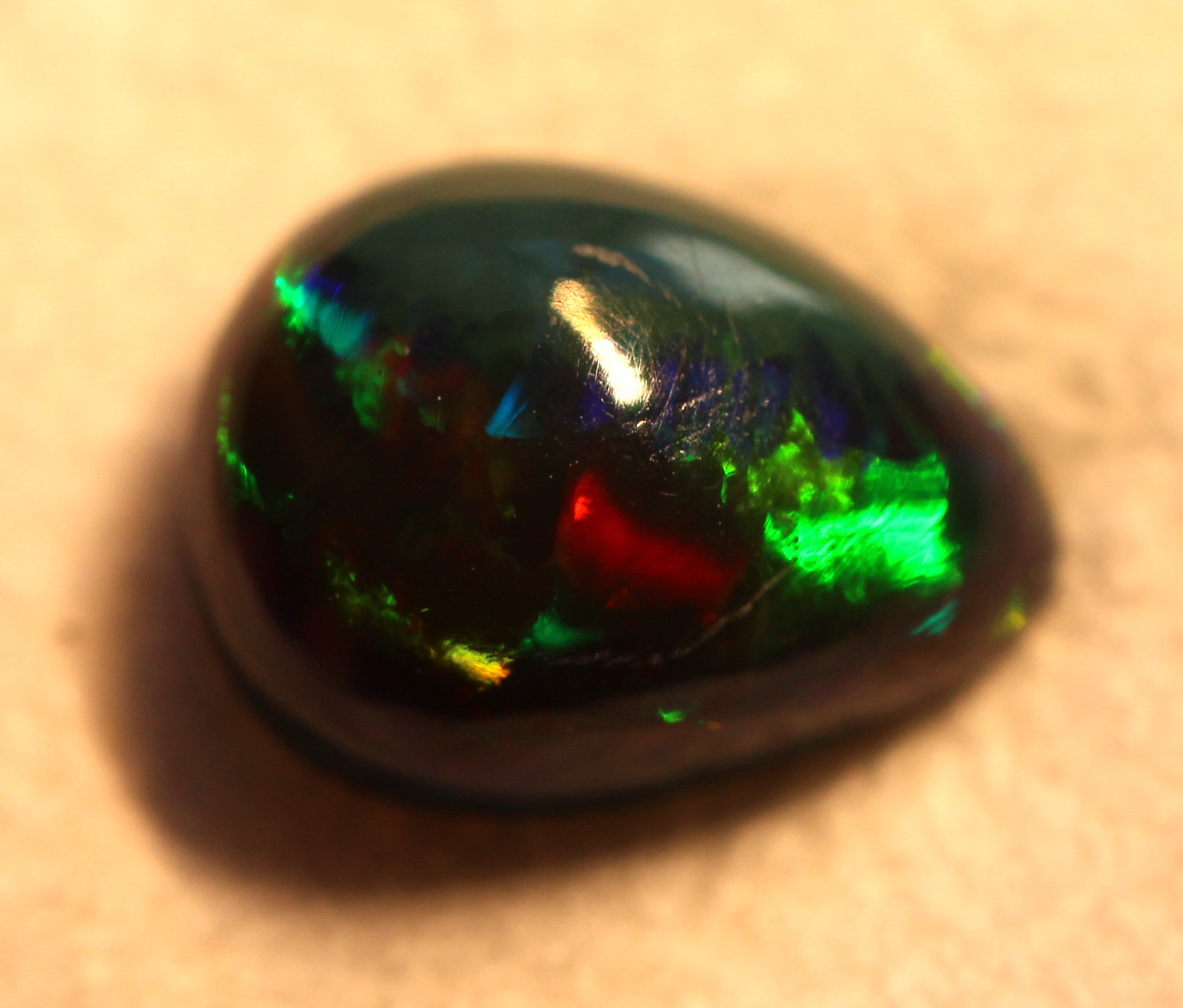 Opale noire d'Éthiopie 1,66 ct taillée en cabochon pour sertir une bague en or personnalisée