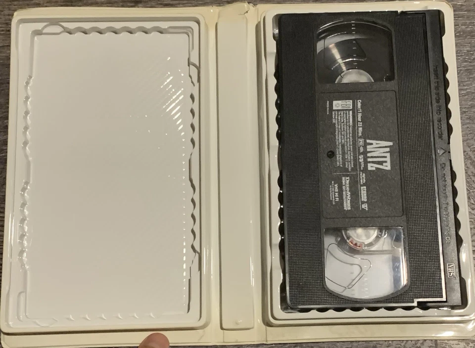 RARE! White Clamshell Case Dreamworks/Pictures PDI Antz VHS Movie Tape 1998 GOOD - Image 3 of 4