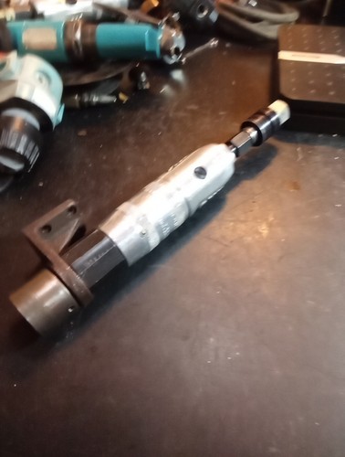 ARO Pneumatic Motor. 500 RPM. 3/8 Inch Female Shaft Input