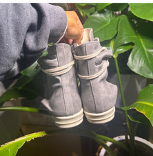 shoes women size 8.5, no scuffs or stenches ,...
