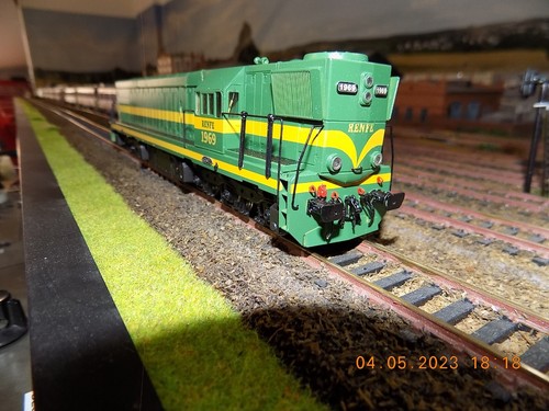 LOCOMOTORA 1900 AMERICANA RENFE H0 DC ANALOGICA CON LUZ. MODELO AMF LATON - Imagen 3 de 10