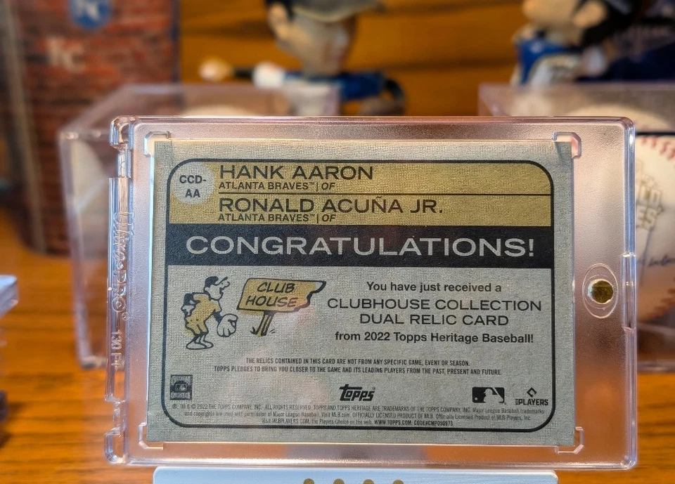 Parche doble 2022 Topps Clubhouse Collection Ronald Acuña Jr y Hank Aaron/73 Foto 2 de 2