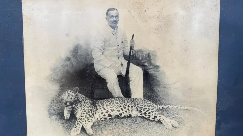 Antigua fotografía de guepardo cazado rey de la India en blanco y negro enmarcada con marco de patrón floral Foto 4 de 4