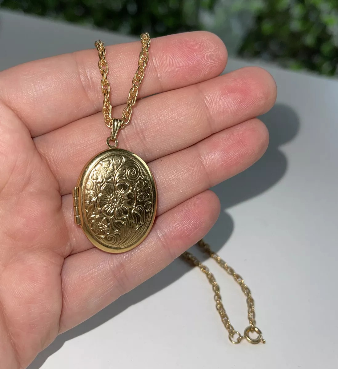 Oval Locket Necklace with 18” Chain Gold Tone Floral Flower