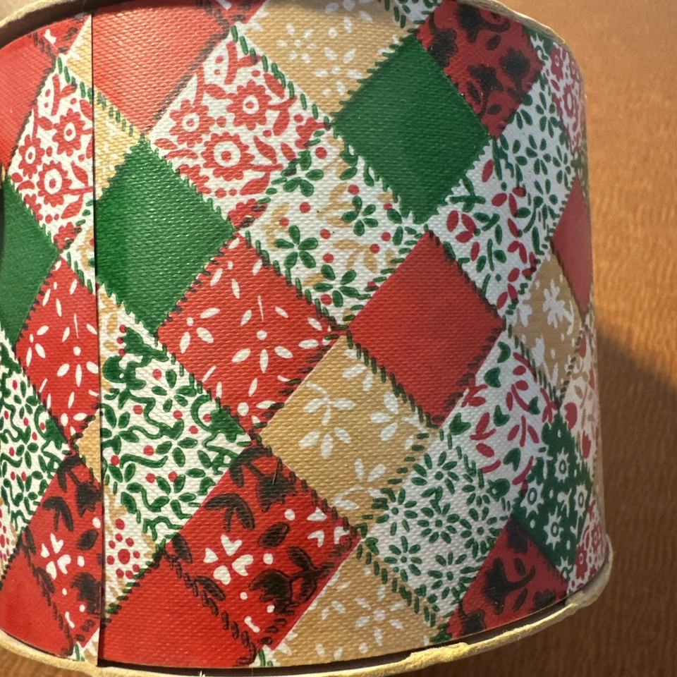 Cinta artesanal de retazos navideños satinados de flora Berwick de colección 2-3/4" x 50 YDS Foto 3 de 4