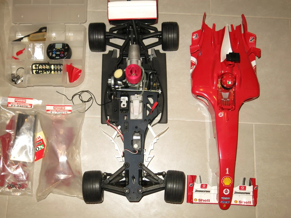 DeAgostini Kyosho Ferrari F2004 Verbrenner 1:8 RC Formel 1 - ungefahren - Bild 2 von 4