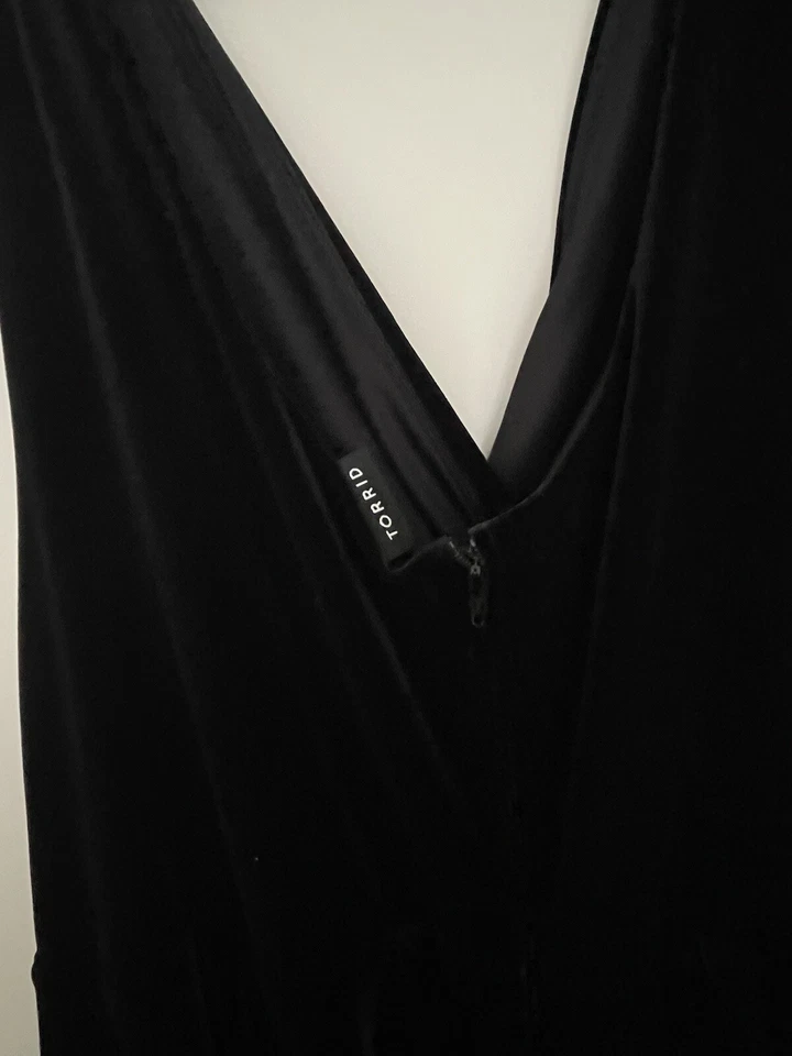 Torrid Velvet Dress Women Size 26 Black Stretch V-Neck Fit Flare Whimsygoth - Image 4 of 4