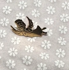 Vintage 1980s Gold Tone Flying Angel pinCute little pin