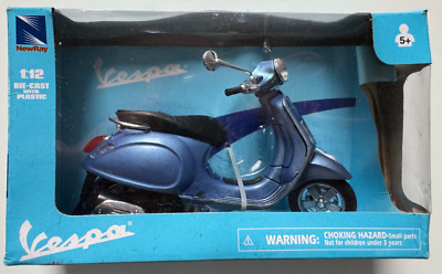 Vespa Primavera - New Ray 57552    Farbe Hellblau -  1: 12