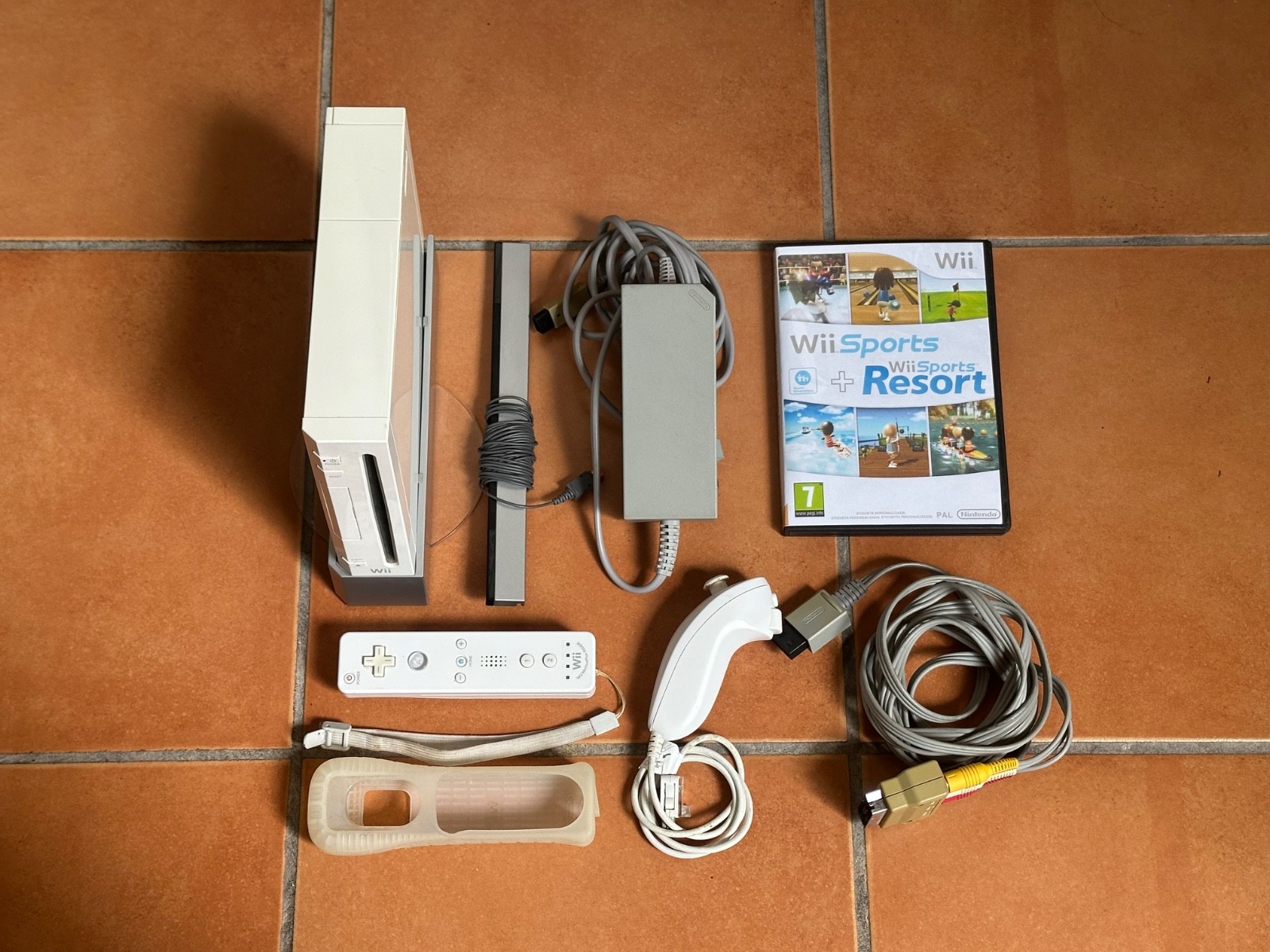 NINTENDO WII BIANCA CONSOLE RVL-001 COMPLETA + GIOCO WII SPORTS E RESORT TESTATA