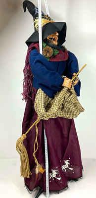 Fantasy Hexen-Figur stehend mit Besen & Hut, Stoffkleidung, lila Haare