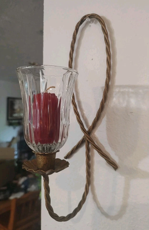 Aplique de pared de cuerda torcida de metal dorado Homco de colección con globo y vela roja Foto 4 de 4