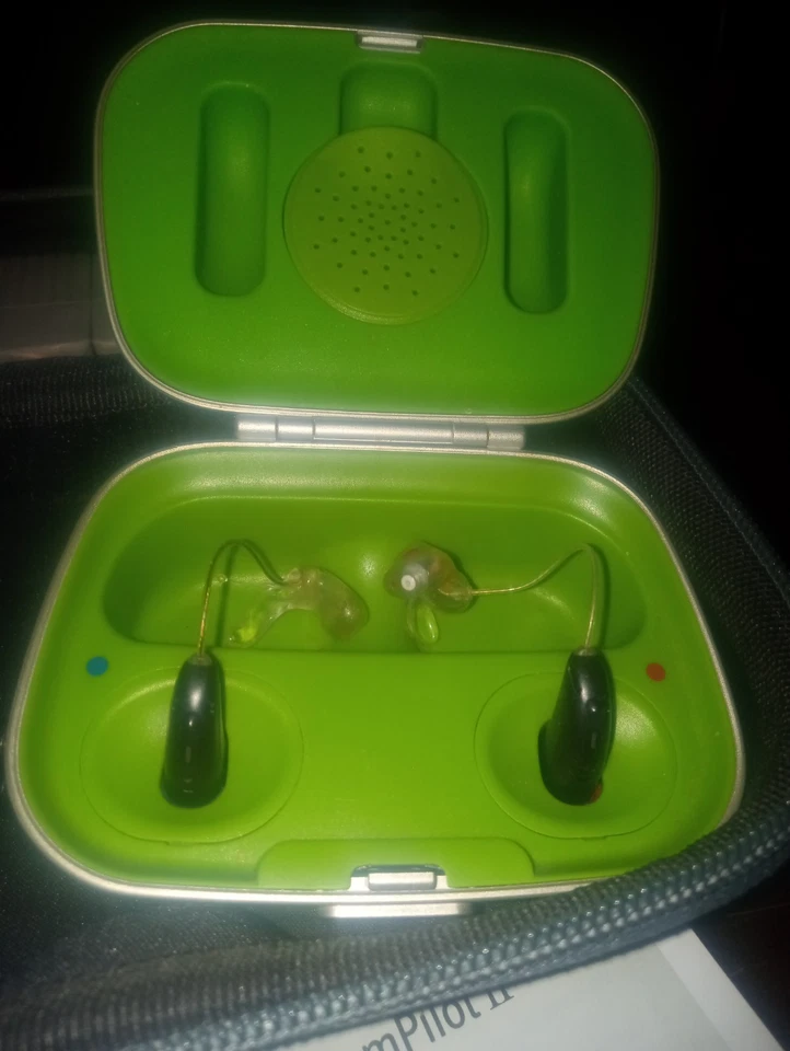 Audífonos recargables Phonak con estuche de carga Foto 2 de 3