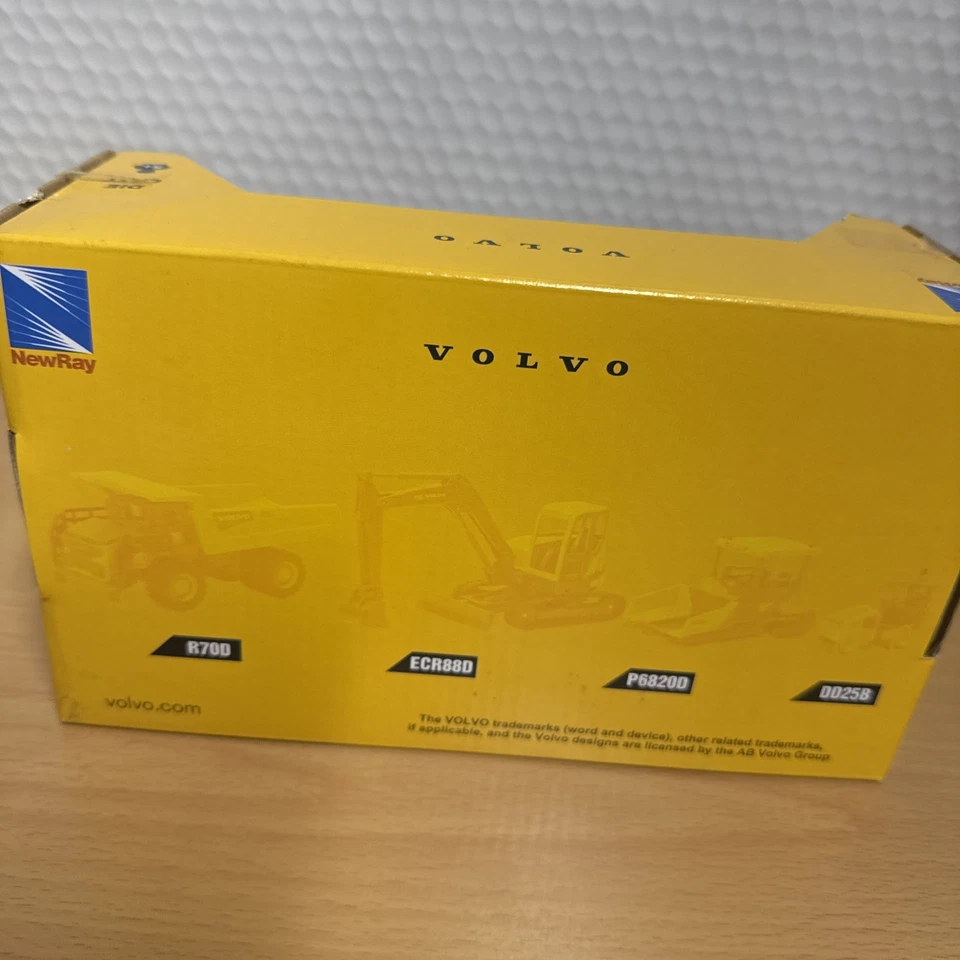 New Ray Volvo P6820D DD258 Diecast Construction Vehicles - Image 3 of 4