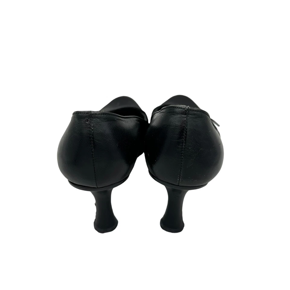 Zapatos de salón Stuart Weitzman de cuero negro punta redonda detalle de hebilla 7M Foto 3 de 4