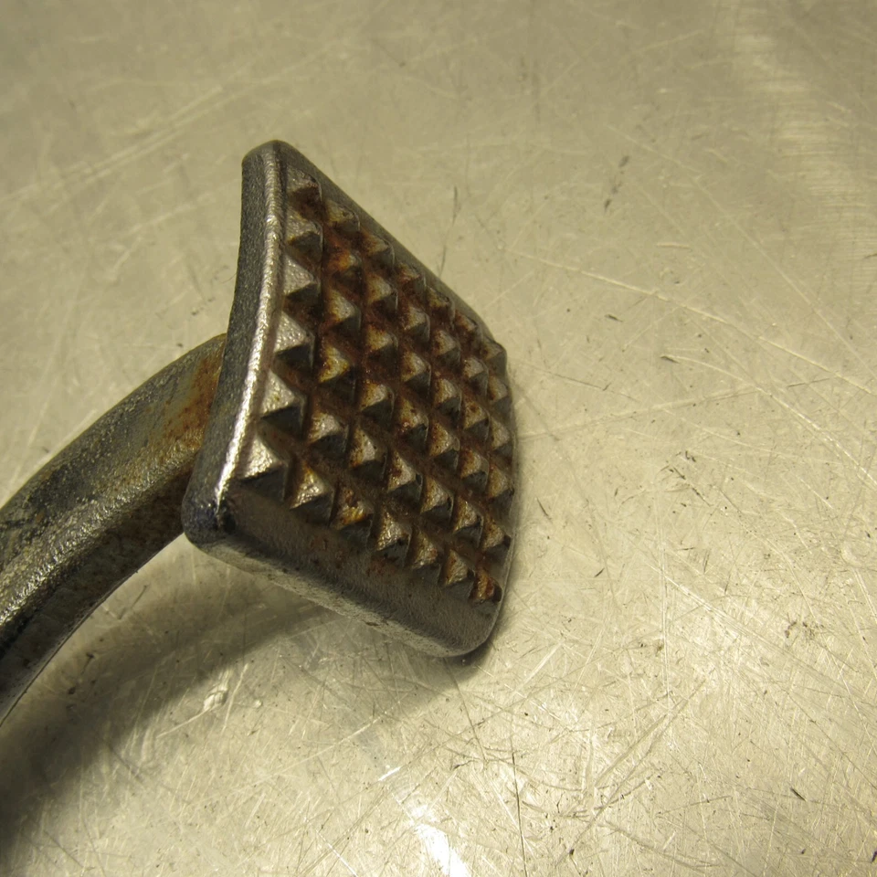 1984 Honda V30 Magna  VT500C Rear Brake Pedal 46500-MJ8-000 - Imagem 4 de 4