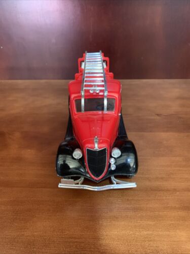 Solido Ford V-8 Beverly Hills Fire Truck 1:19 - Red - Picture 2 of 10
