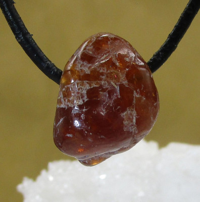 HILUTIT ZIRKON    Freeform  Anhänger   TROMMELSTEIN  GEBOHRT Heilstein    Nr.20