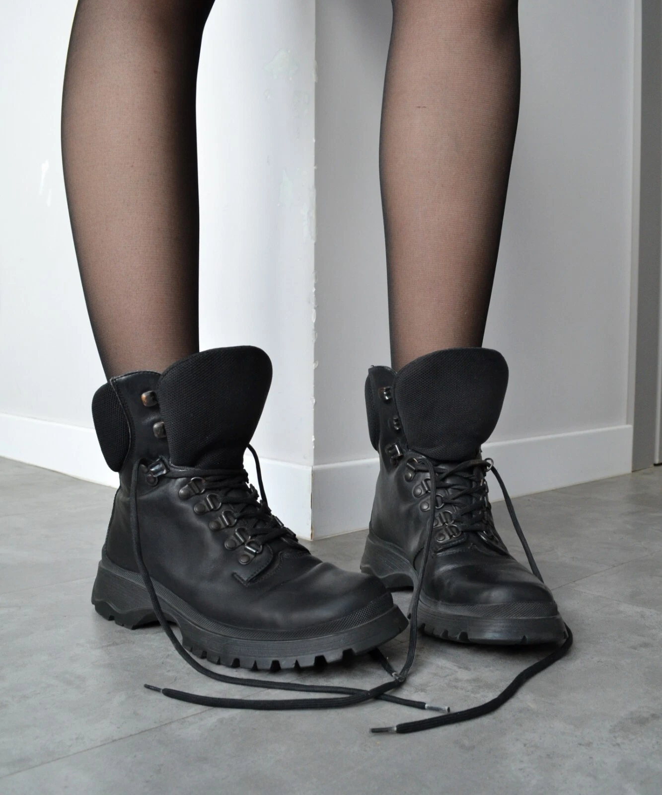 Stivali da combattimento vintage donna PRADA in pelle nera scarpe da trattore logo stringati 38