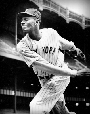 SATCHEL PAIGE PITCHING FOR THE BLACK YANKEES HALL OF FAME LEGEND 8X10