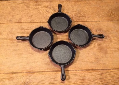 Vier alte Berg Gusseisen Löffelablage Mini-Pfanne 4 1/2" breit vier (4) 10137