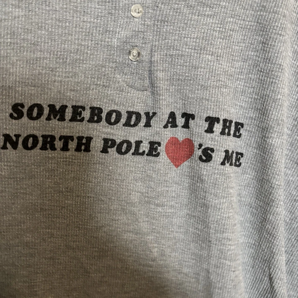 Camisa para mujer Wildfox North Pole Christmas Henley de gran tamaño talla pequeña” Foto 2 de 4