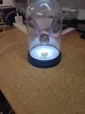 Harry Potter Mundo Mágico Campana Tarro Snitch Dorado, Lámpara de Escritorio con Cable USB En muy buena condición