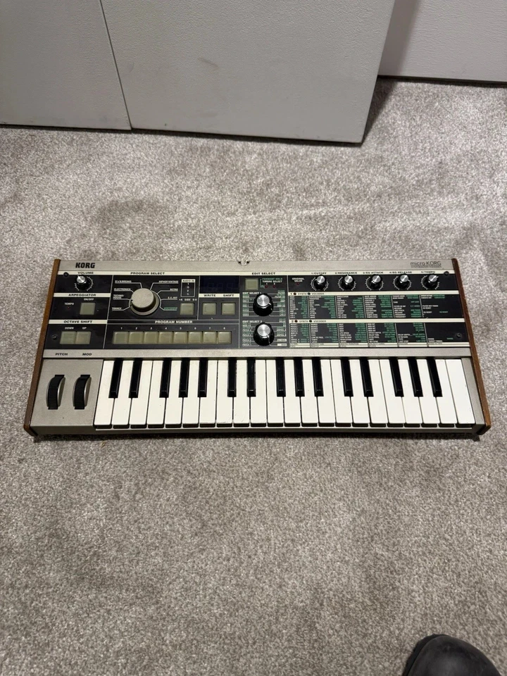 Korg Microkorg Synthesizer Vocoder Keyboard Black/Grey WITH mic + PSU + SOUNDPAK - Image 3 of 4