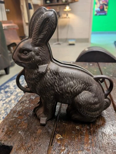 Vintage Griswold ERIE Rabbit Mold Cast Iron