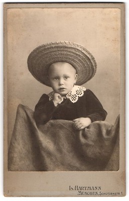 Fotografie Is. Harmann, München, Schützenstrasse 1, Ernster kleiner Junge mit S 