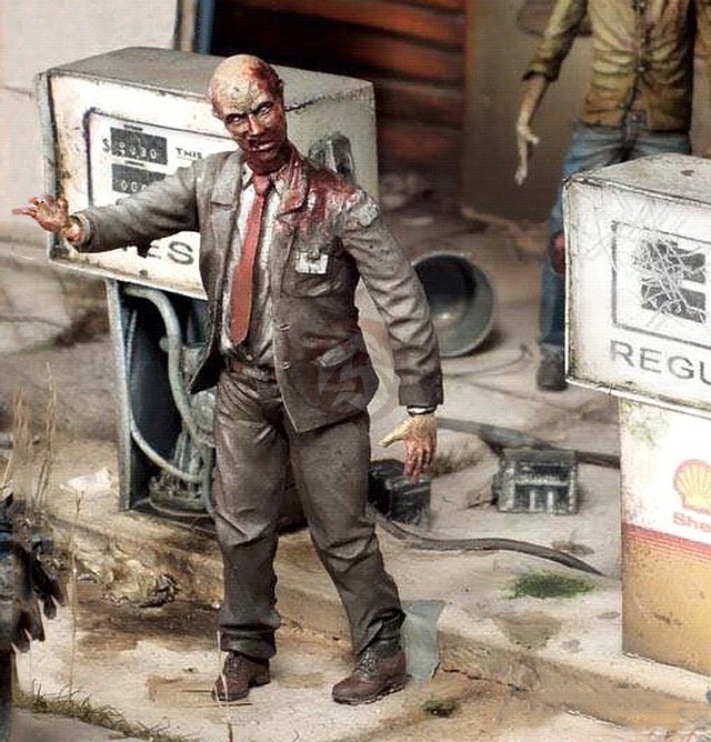 Royal Model 1/35 White-collar Man Zombie Fictional Undead (Zombie Series) 764