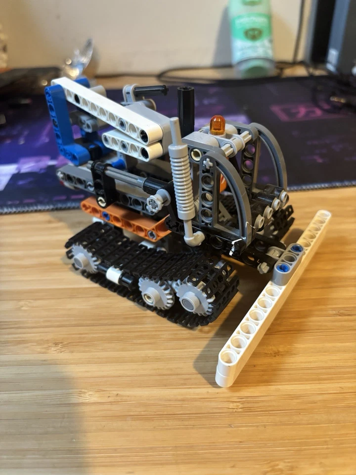 LEGO Technic 42032 Compact Tracked Loader, photo 1 of 2