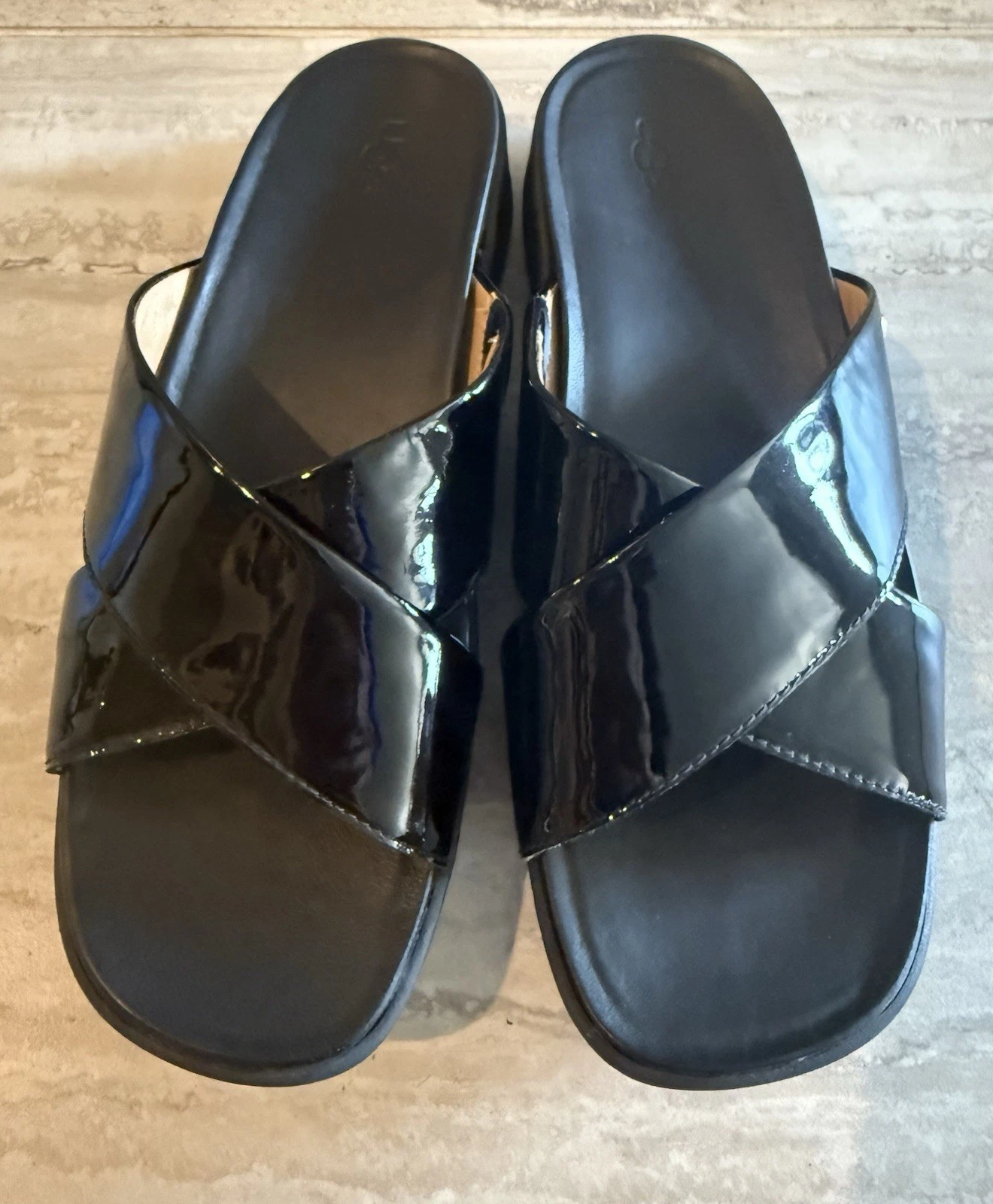 Sandali UGG donna Emily Criss incrociati slide vernice pelle nero taglia 8 usati in ottime condizioni