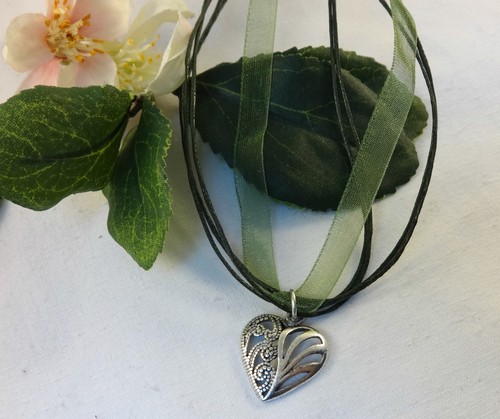 HERZ HALSKETTE ORGANZA BAND SILBER DIRNDLKETTE KETTE DIRNDL ANHÄNGER SCHWARZ - Picture 16 of 16