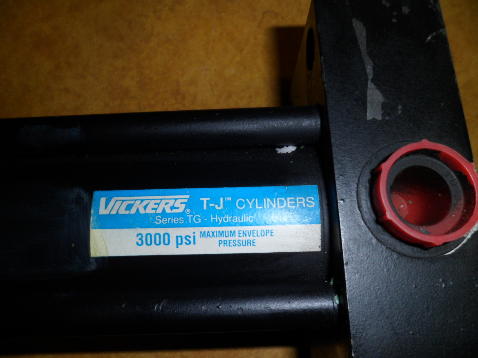 VICKERS TJ CYLINDERS 3000PSI APPROX. 67IN STR 1 IN. ROD 2IN BR