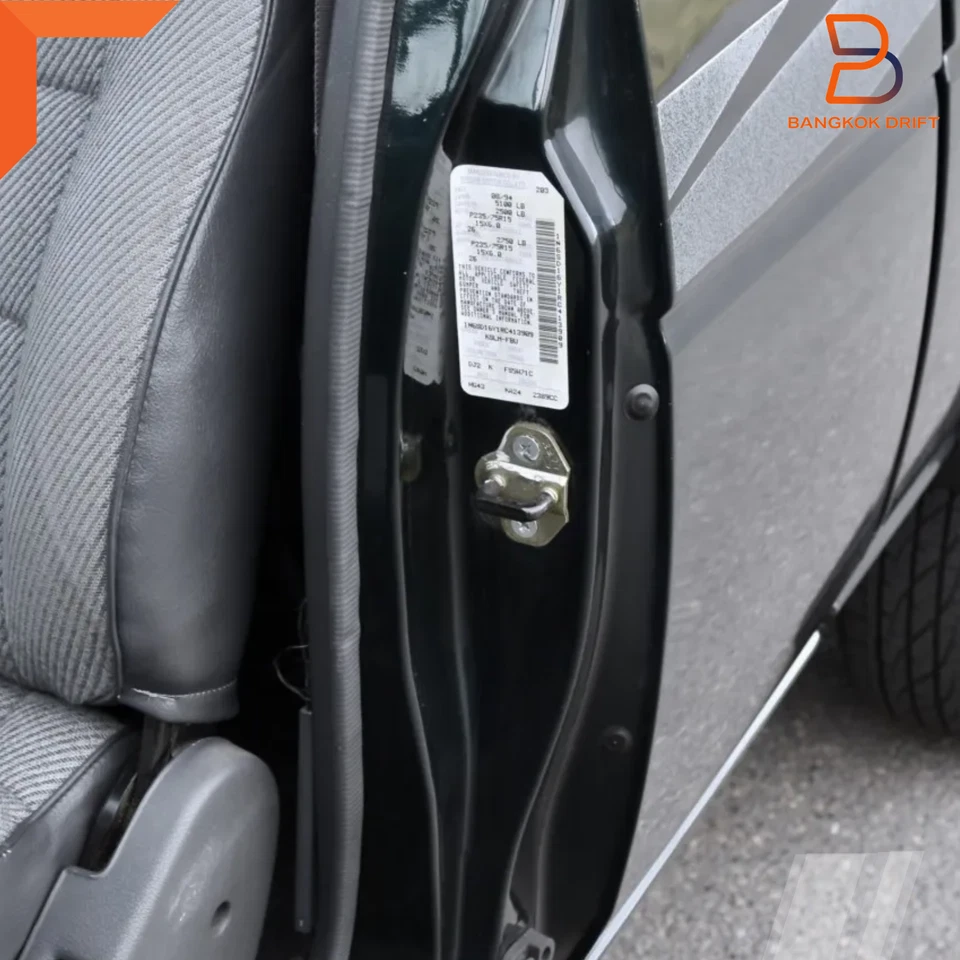 PLACA DE CIERRE DE CERRADURA DE PUERTA DELANTERA STRIKER ASSY PARA CAMIONETA NISSAN D21 CARROCERÍA RÍGIDA 86-97 Foto 3 de 4