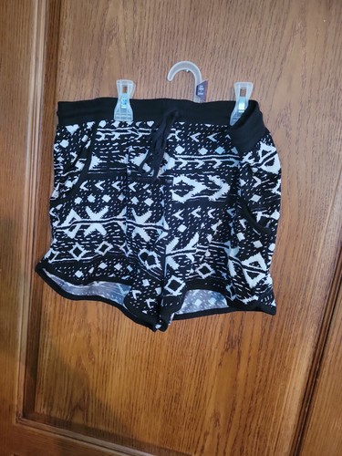 Juniors Geometric Print Shorts Size L