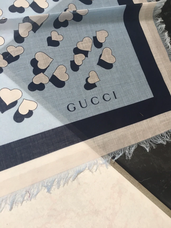 NUEVO CON ETIQUETAS 100% AUTÉNTICO Gucci Niños Pareo Nihar Estampado Corazón Algodón Bufanda 78X140 Foto 3 de 4